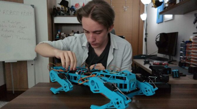 18-yasindaki-halid-robot-kopekle-uluslararasi-olimpiyatlarda-birinci-oldu-93mhMI26.jpg HABERİM 724 | 18 yaşındaki Halid ‘robot köpek’le uluslararası olimpiyatlarda birinci oldu