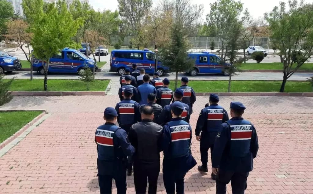 HABERİM 724 | Aksaray'da Jandarma Ekipleri Aranan 3 Şahsı Yakaladı