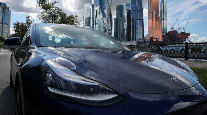 surucusuz-tesla-aracinda-arka-koltukta-oturdugu-icin-tutuklandi-sEEErTqE.jpg HABERİM 724 | Sürücüsüz Tesla aracında arka koltukta oturduğu için tutuklandı