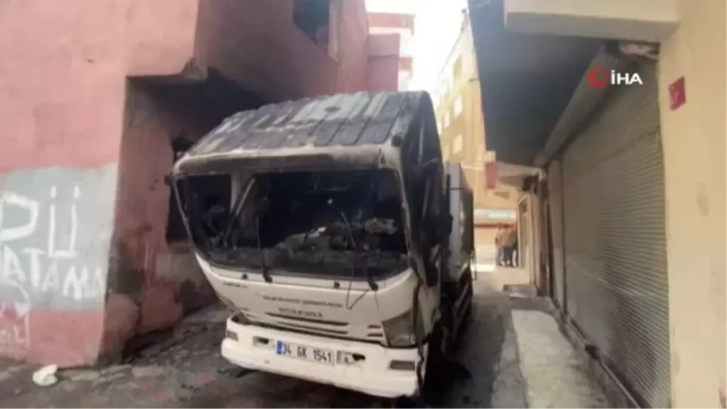 teror-yandaslari-belediyenin-cop-arabasini-atese-verdi-neeaYTUz.jpg HABERİM 724 | Terör yandaşları belediyenin çöp arabasını ateşe verdi