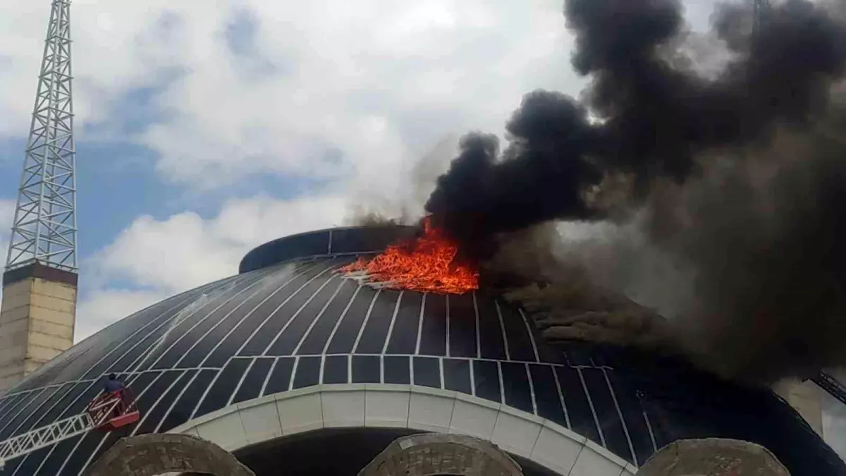 HABERİM 724 | Van'da Tıbbiye Camii'nin kubbesinde yangın çıktı